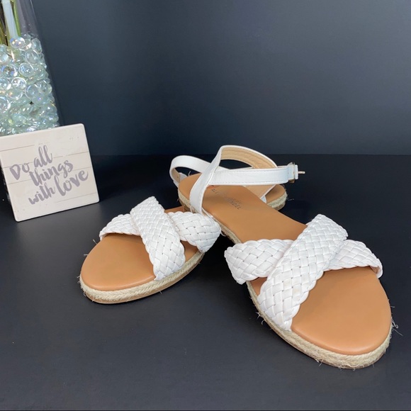 ALEXIS BENDEL ⭐️NWOB⭐️white flat sandals size 7.5 - Picture 1 of 4